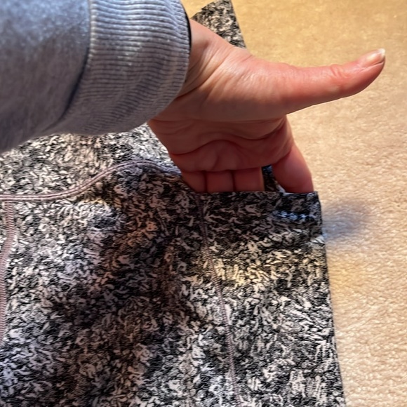 Athleta LP cream or light grey & black pattern crop leggings - Picture 4 of 5